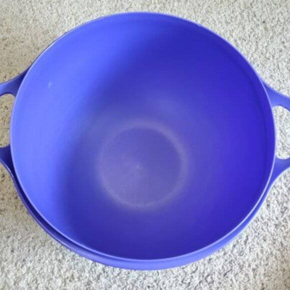 Tupperware Thatsa Mega Bowl 42 Cups in Dark Blue with White Seal Double Handles! - Picture 6 of 7